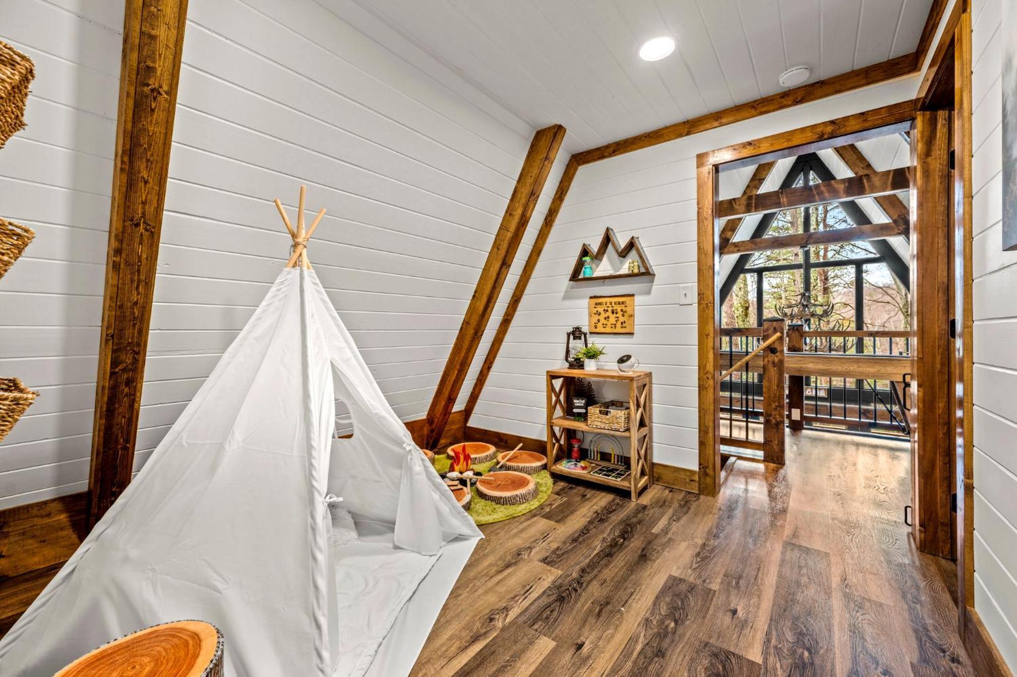 1Mile Downtown, Handicap Ramp, Hot Tub, Game Room แกตลิงเบิร์ก ภายนอก รูปภาพ
