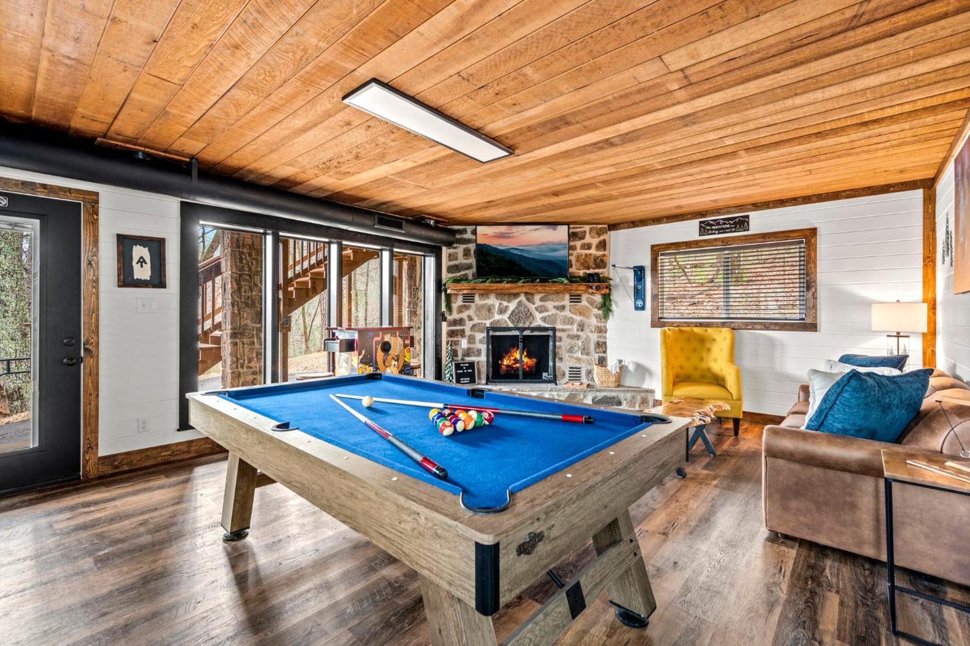 1Mile Downtown, Handicap Ramp, Hot Tub, Game Room แกตลิงเบิร์ก ภายนอก รูปภาพ