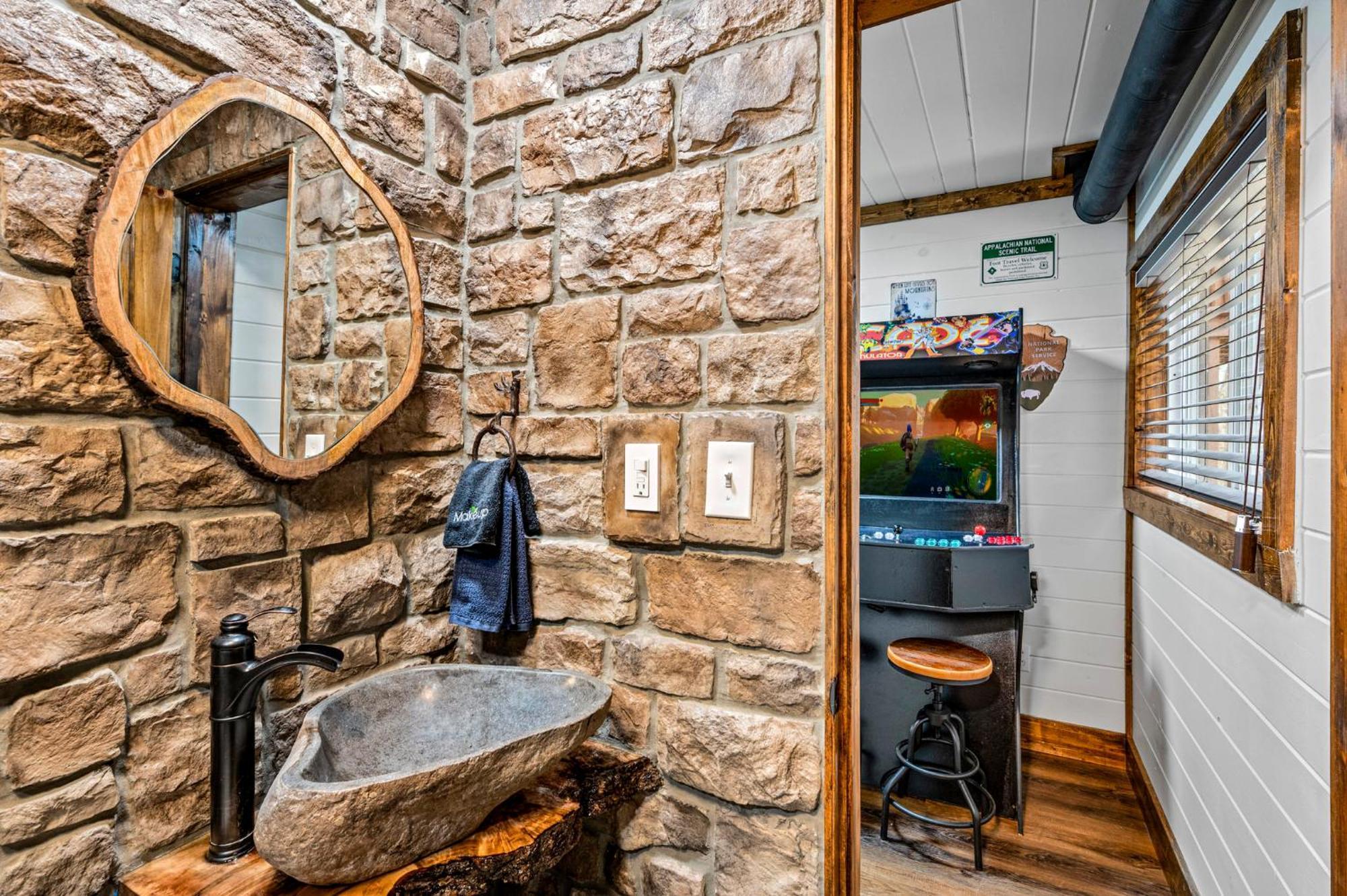 1Mile Downtown, Handicap Ramp, Hot Tub, Game Room แกตลิงเบิร์ก ภายนอก รูปภาพ