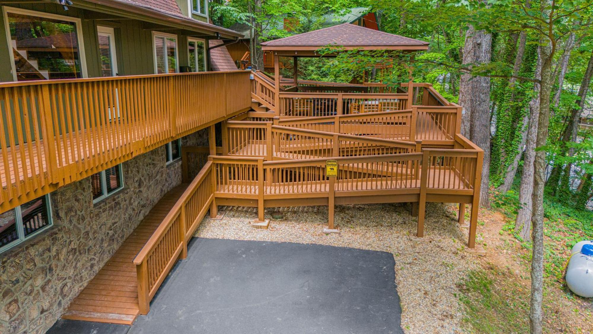 1Mile Downtown, Handicap Ramp, Hot Tub, Game Room แกตลิงเบิร์ก ภายนอก รูปภาพ